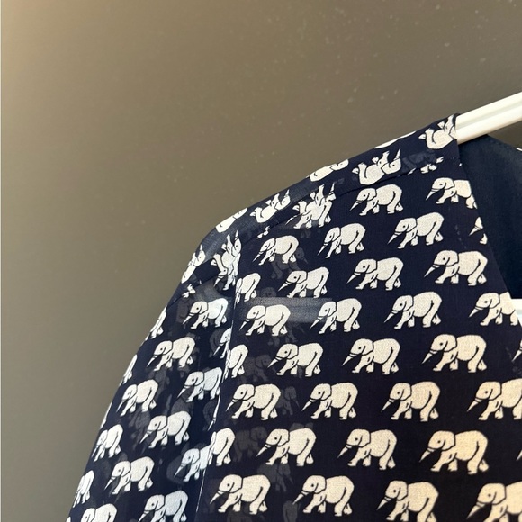 CAbi S EUC Elephant pattern sheer  Blue Short Sleeve Fitted Blouse- fitted waist - Picture 6 of 14